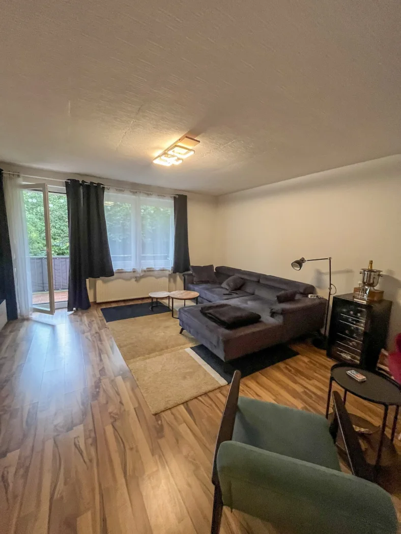Wohnzimmer/Zugang Balkon