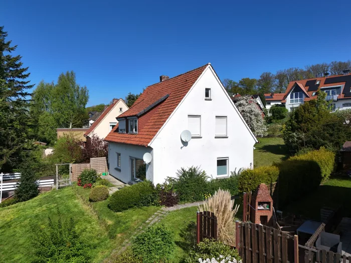 Einfamilienhaus mit großem Grundstück, 2 Garagen und viel Potenzial